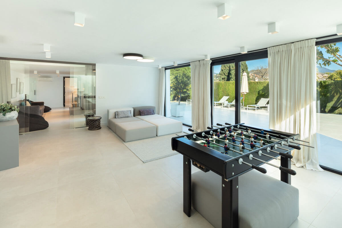 Villa rome pool table